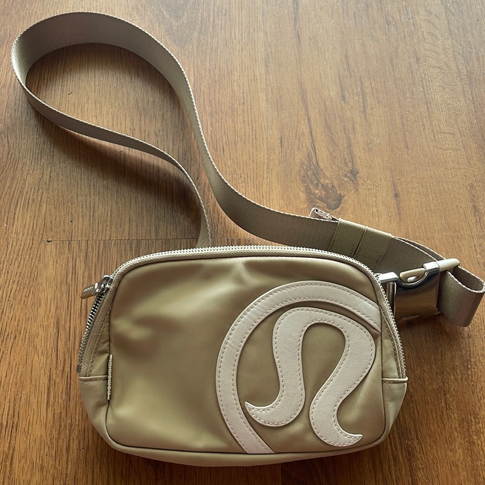 Lululemon everywhere belt bag